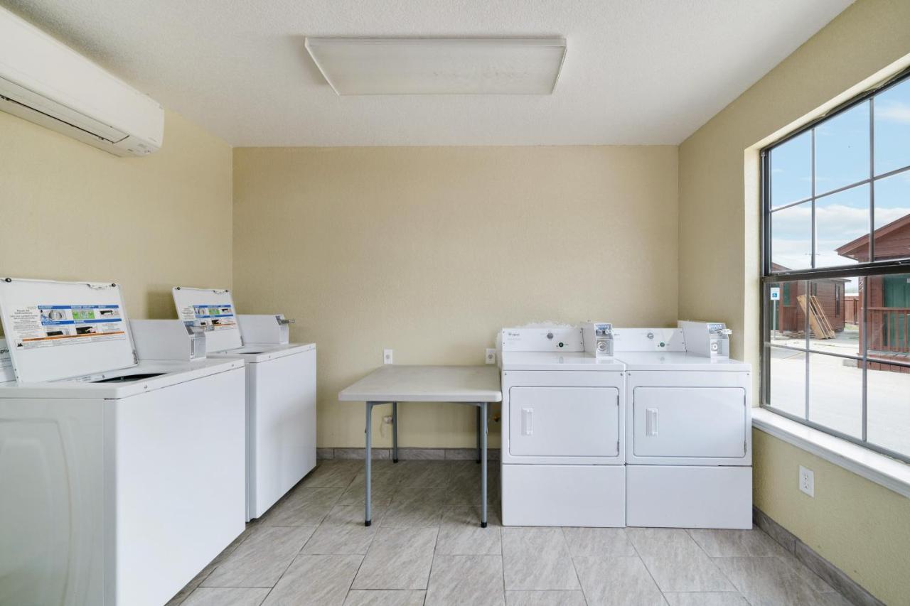 Oyo Hotel Kenedy Downtown - Us 181 外观 照片